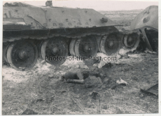 Verbrannter russischer Soldat an einem T-34 Panzer Wrack an der Ostfront 1941