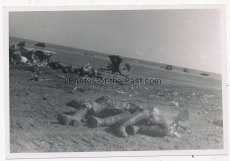 Tote russische Soldaten an einem PaK Geschütz an der Ostfront 1941