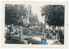 Der Führer Adolf Hitler im Mercedes Benz PKW