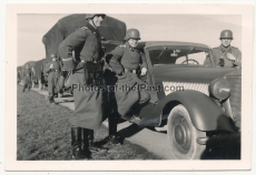 Soldaten der Waffen SS Division Totenkopf am PKW