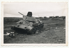 Toter russischer Panzermann vor einem T-34 Panzer Wrack an der Ostfront 1941