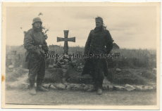 Soldaten der Wehrmacht an Gräbern der Waffen SS im Osten