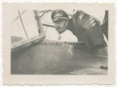 Ritterkreuzträger der Luftwaffe - Schwerterträger Werner Mölders im Cockpit vom Messerschmitt Bf 109 Flugzeug