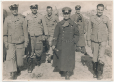 Generalfeldmarschall Erwin Rommel und Ritterkreuzträger Hauptmann Erwin Fischer Staffelkapitän der 1. Staffel der Fernaufklärungsgruppe 121 nach seinem 3000. Feindflug in Afrika