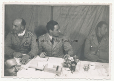 Eichenlaubträger Hauptmann Erwin Fischer Staffelkapitän der 1. Staffel der Fernaufklärungsgruppe 121 im Zelt in Afrika - An der Zeltbahn steht geschrieben 