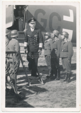 Oberbefehlshaber der U Boote Großadmiral Karl Dönitz steigt aus Flugzeug der Luftwaffe