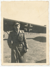 Ritterkreuzträger der Luftwaffe - Eichenlaub mit Schwertern Träger vor einem Flugzeug