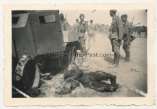 Verbrannter russischer Soldat am BA-10 Panzerwagen Wrack an der Ostfront 1941