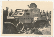Verbrannter russischer Soldat am BA-10 Panzerwagen Wrack an der Ostfront 1941