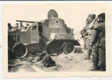 Verbrannter russischer Soldat am BA-10 Panzerwagen Wrack an der Ostfront 1941