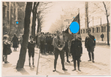 SA und SS Männer vor Arbeitern der Betriebszelle Wernewerk Siemens Chemnitz am 1. Mai 1933 in Berlin