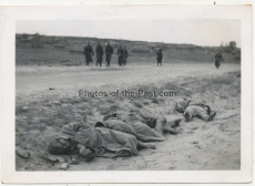 Tote russische Soldaten am Rand einer Rollbahn an der Ostfront 1941