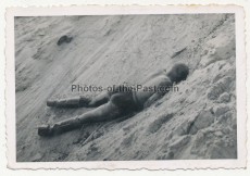 Toter russischer Soldat am Rand einer Rollbahn an der Ostfront 1941