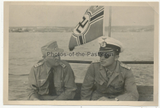 Ritterkreuzträger der Kriegsmarine - U Boot Kommandant mit Offizier der Artillerie in Tropenuniform