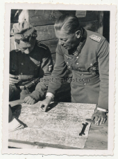 Ritterkreuzträger des Heeres - General der Panzertruppe an einer Lagekarte im Osten