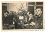 SS Mann der Division Totenkopf mit Kameraden vom Heer an Kriegs - Weihnachten