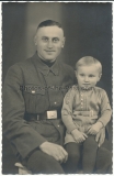Portrait SS Mann mit Kind und Koppelschloss Meine Ehre heißt Treue - Lauter in Sachsen