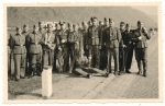 Verwundete Soldaten mit SS Mann der Leibstandarte SS Adolf Hitler