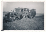 Waffen SS Männer am Ford V 8 LKW Messtrupp Das Reich in Großbeeren 1941
