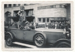 Hermann Göring in großer PKW Limousine vor Postamt im Reichsgebiet