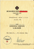 Doppelurkunde der Ostmedaille an einen Obergefreiten des Artillerie Regiment 26 und Urkunde Eisernes Kreuz II. Klasse Artillerie Regiment 253