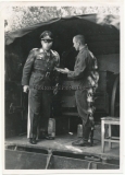 Generalfeldmarschall Kesselring an der Feldküche beim II. Fliegerkorps im Osten - Ritterkreuzträger der Luftwaffe