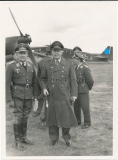Generalfeldmarschall Kesselring auf dem Flugplatz in Minsk Belarus - Ritterkreuzträger der Luftwaffe