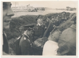 Generalfeldmarschall Kesselring in einem Splitterschutzgraben auf einem Flugplatz im Osten - Ritterkreuzträger der Luftwaffe