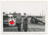 Offizier mit Halsorden neben einem NSDAP Partei Offizier