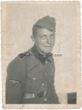 Portrait Foto Waffen SS Sturmmann der Division Totenkopf mit Schiffchen ! Aufnahme Spiegelverkehrt !