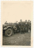 Soldaten der Waffen SS in Flecktarn Uniformen am Kübelwagen