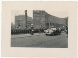 Adolf Hitler im Mercedes Benz PKW grüßt die SS Ehrenkompanie am Hauptbahnhof in Essen 1937