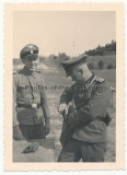 Waffen SS Hauptscharführer mit Ärmelstreifen GERMANIA auf einem Schießplatz