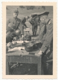 Waffen SS Hauptscharführer mit Ärmelstreifen GERMANIA auf einem Schießplatz