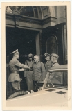 Der Stellvertreter des Führers Rudolf Hess begrüßt den General der Infanterie Hermann Geyer in Neustadt an der Weinstraße am Hauptquartier des IX. Armeekorps