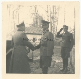Ritterkreuzträger des Heeres - Generaloberst Gotthard Heinrici beglückwünscht General der Infanterie Hans Schmidt zum Geburtstag im Osten IX. Armeekorps