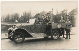 Angehörige des Frontsoldatenbund im Auto mit Beschriftung Barmbeck Zug Nord N.S.D.F.B. Stahlhelm - Luftpostkarte mit Unterschriften