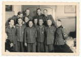 Ritterkreuzträger des Heeres - Feldwebel mit Kameraden der Waffen SS