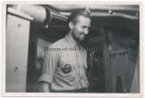U 129 Mechanikermaat Karl Donsbach mit Frontfertigung vom Deutschen Kreuz in Gold in der Offiziersmesse vom U Boot 1942