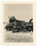 Verbrannter russischer Panzermann vor BA-10 Panzerwagen Wrack an der Ostfront