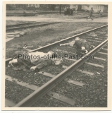 3 Fotos Tote Zivilisten auf Eisenbahn Schienen