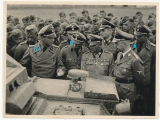 Kommandeur der Leibstandarte SS Adolf Hitler Sepp Dietrich und Reichsführer SS Heinrich Himmler mit einem SS Untersturmführer der Leibstandarte an einem Sturmgeschütz Panzer