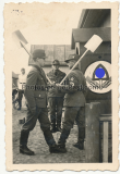 Reichsarbeitsdienst Männer mit Spaten am Schilderhaus - RAD