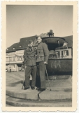 Verwundete Waffen SS Männer mit Gehstöcken