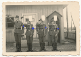 Reichsarbeitsdienst Männer mit Spaten am Schilderhaus - RAD
