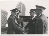 Ritterkreuzträger der Kriegsmarine - Großadmiral Dönitz und U Boot Kommandant Fritz Frauenheim und italienischen Offizieren