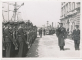 Ritterkreuzträger der Kriegsmarine - Großadmiral Dönitz vor italienischen Matrosen in La Spezia Italien 1942