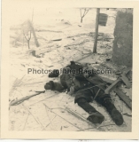 Grauen des Krieges - 3 Fotos - Tote russische Soldaten an einem zerschossenen Haus an der Ostfront