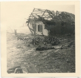 Grauen des Krieges - 3 Fotos - Tote russische Soldaten an einem zerschossenen Haus an der Ostfront