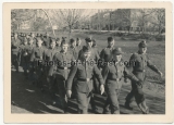 Waffen SS Männer marschieren